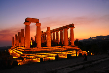 Agrigento, notturno presso la valle dei templi